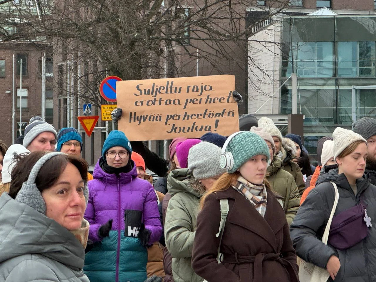 Ensimmäinen mielenosoitus sulkupäätöksen jälkeen — Helsinki · Eduskuntatalo
