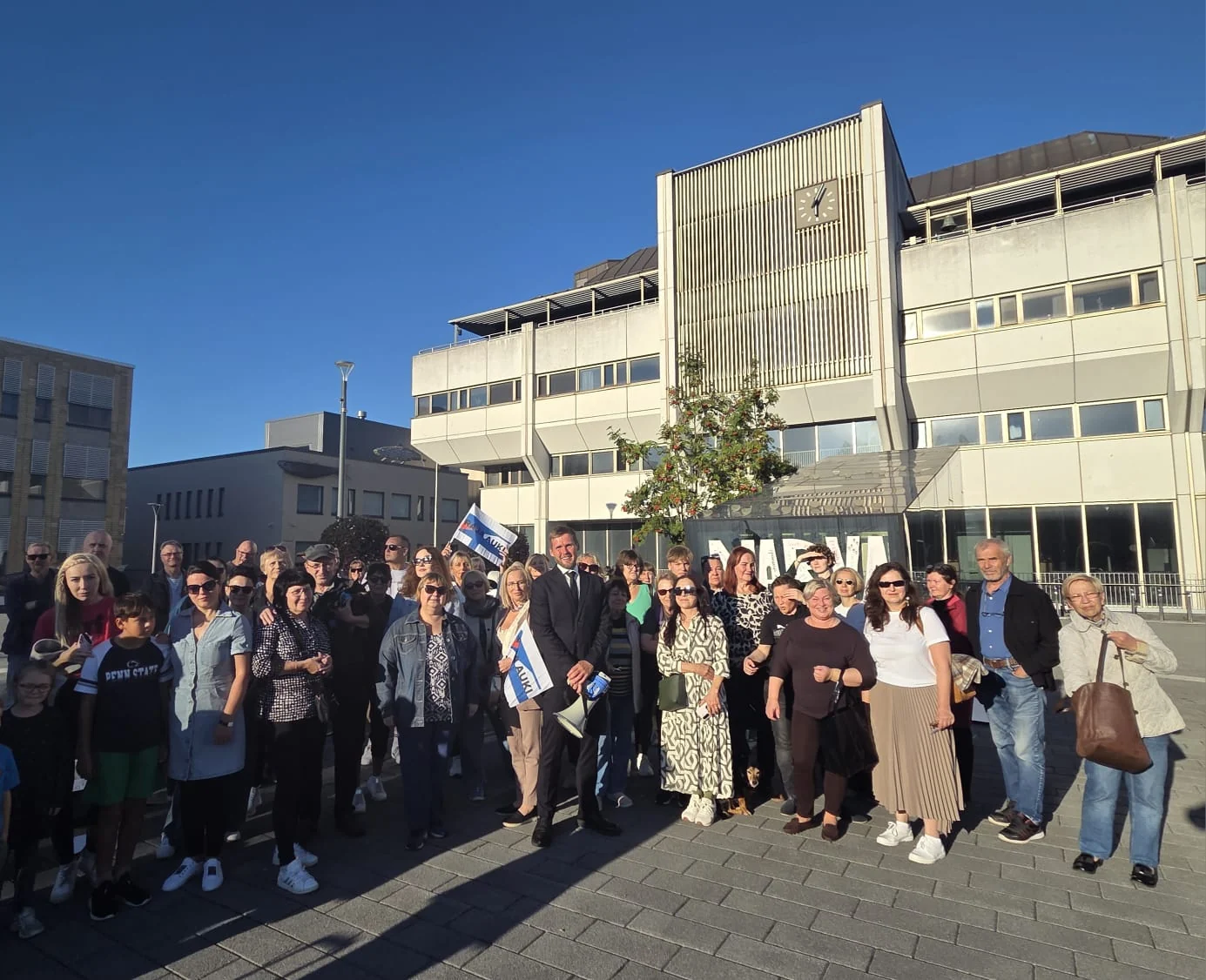 Elämän Itäraja — jono ja matkalaukut — Lappeenranta · Kansalaistori kaupungintalon edustalla